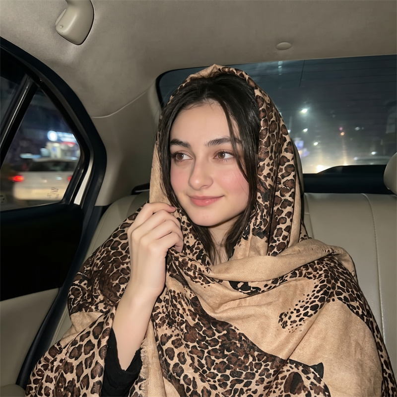 Vintage Leopard Print Hijab an - огляд і ціна Vintage Fashion Prints